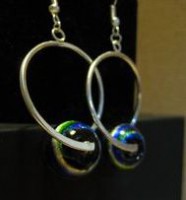 Pendientes plateados con bolas esmaltadas